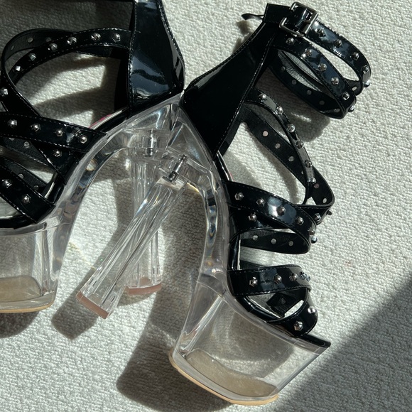 Golden Bulls Platform Heels - Picture 9 of 12